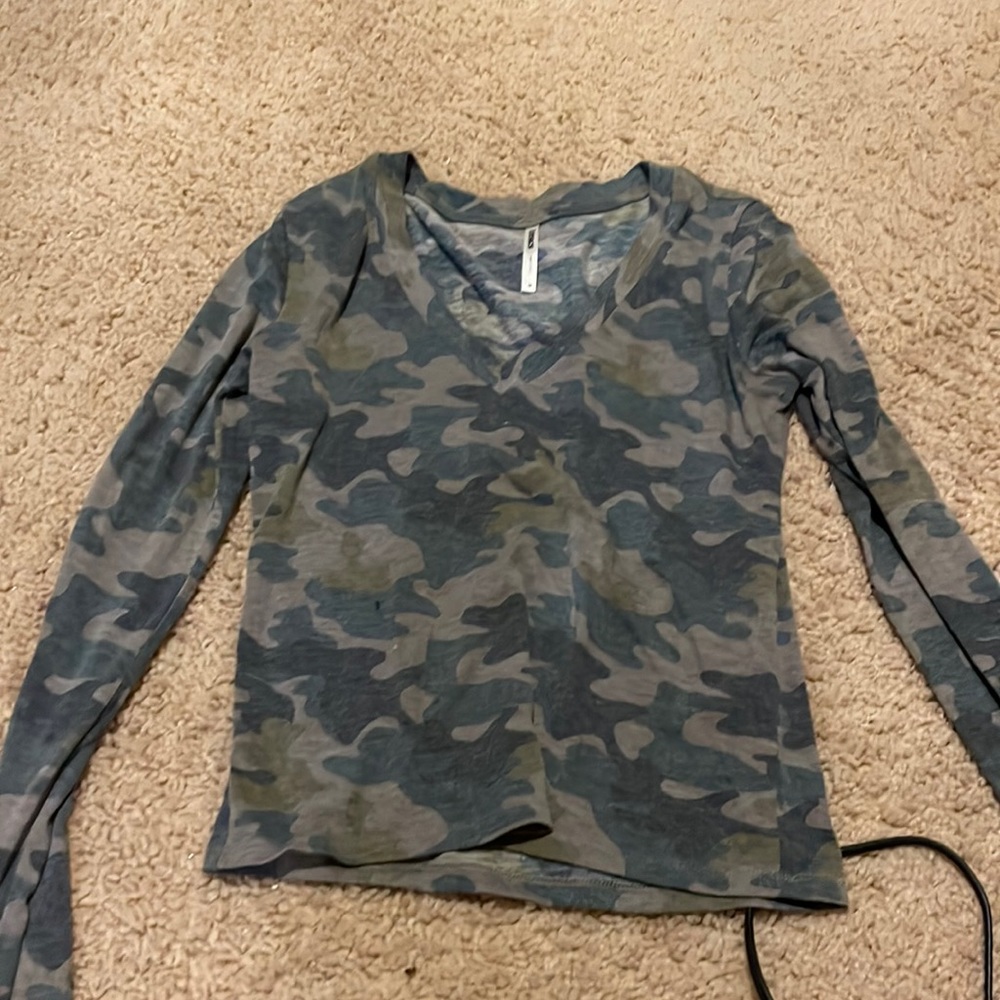 Camo Long sleeve v neck by tresics